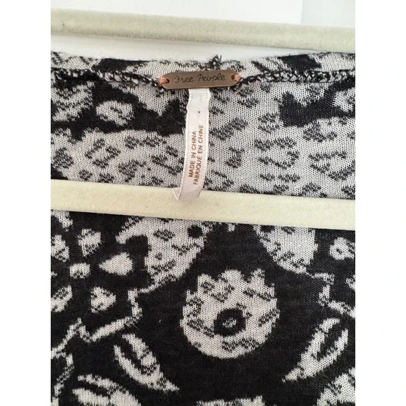 Free People Kabuk Black White Floral Print V Neck Bell Sleeve Tunic Top - Picture 4 of 4